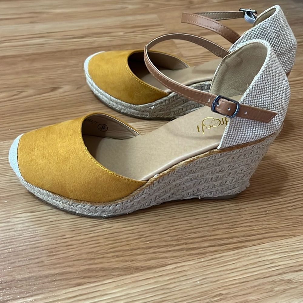 MADE IN SPAIN WOMEN’S SIZE 9 SUEDE CLOSED TOE ESPADRILLE SANDALS